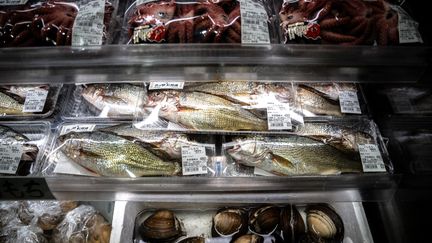 Poissons et crustacés de la préfecture de Fuskushima, à Soma au Japon, le 31 août 2023. (PHILIP FONG / AFP)