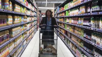 Les prix continuent de flamber dans les supermarchés. Le panier de courses du 20 Heures est en hausse de 15,5 % sur un an, jeudi 26 janvier. Le sucre et les œufs ont notamment fortement augmenté. (FRANCE 2)