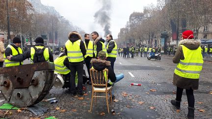 Des manifestatns "gilets jaunes" sur les Champs-Elysées lors de la manifestation du samedi 24 novembre 2018. (BENJAMIN ILLY / RADIO FRANCE)