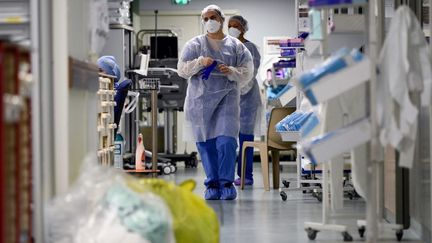 Des soignants&nbsp;à l'Hôpital Nord, le 2 février 2021 à Marseille (Bouches-du-Rhône). (NICOLAS TUCAT / AFP)