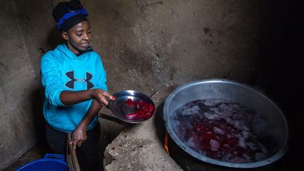 L'opération dure environ un quart d'heure. Les tubercules sont ensuite pressés avec l'eau de cuissson et le jus mis à fermenter pendant trois semaines. Mais, l'intégralité de la recette est jalousement gardée. (Jean BIZIMANA / REUTERS)