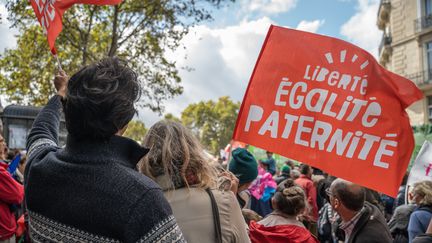 Des manifestants rassemblés avant le début de la mobilisation contre la PMA pour toutes,&nbsp;place Edmond-Rostand à Paris, le 6 octobre 2019.&nbsp; (WLADISLAS AULNER / HANS LUCAS / AFP)