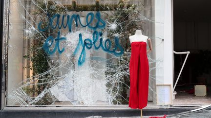 Une vitrine vandalisée en marge d'une manifestation des "gilets jaunes", le 16 mars 2019 à Paris. (ZAKARIA ABDELKAFI / AFP)