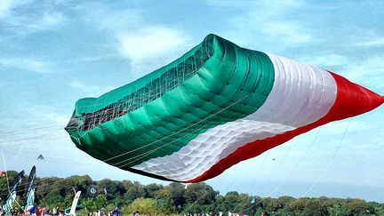 Le plus grand cerf-volant du monde est koweïtien. Il mesure plus de 1.000 m² et représente le drapeau du pays.  (CC BY-SA 2.0 (https://commons.wikimedia.org/wiki/File:Worlds_Largest_Kite_-_Aloft_-_Taken_in_2004.jpg))