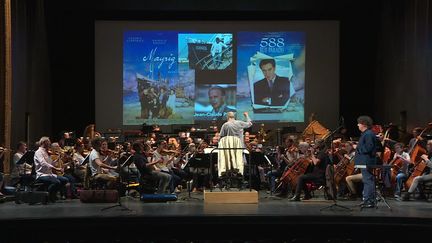 Jean-Claude Petit dirige l'Orchestre philharmonique de Marseille, lors d'un concert de musiques de films d'Henri Verneuil. (CAPTURE D'ÉCRAN FRANCE 3 / X. SCHUFFENECKER)