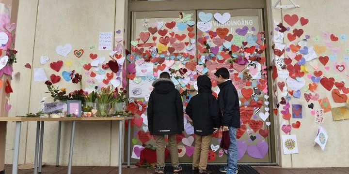 Manifestation de soutien le 2 janvier 2014 devant une mosquée de la ville suédoise d'Uppsala victime d'une attaque le 1er janvier.  (ANDERS WIKLUND / TT NEWS AGENCY / AFP)