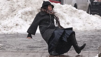 New York, le 5 janvier 2014. Une femme glisse sur le trottoir verglac&eacute;, dans le quartier de Manhattan.&nbsp; (ZORAN MILICH / REUTERS)