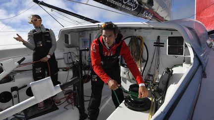 Samantha Davies et Tanguy de Lamotte lors d'une session d'entraînement au large de Lorient (Morbihan), le 9 octobre 2017.&nbsp; (DAMIEN MEYER / AFP)