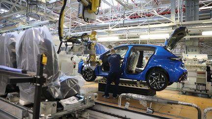 Chaîne de montage de la 308 Peugeot à l'usine Stellantis de Mulhouse, le 11 juin 2021. (VINCENT VOEGTLIN / MAXPPP)