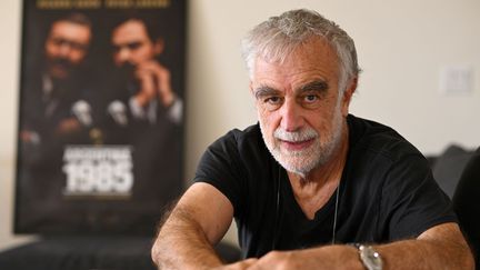 L'ancien procureur général de la Cour pénale internationale Luis Moreno Ocampo pose pour un portrait à Malibu, en Californie, le 6 mars 2023. (ROBYN BECK / AFP)