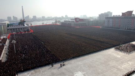 Des miliers de Cor&eacute;ens assistente &agrave; la c&eacute;r&eacute;monie d'intronisation de Kim Jong-un, futur leader nord-cor&eacute;en le 29 d&eacute;cembre 2011. (KCNA / AFP)