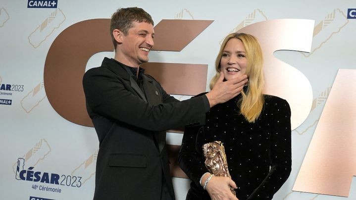 L'actrice belge Virginie Efira et son compagnon, le comédien Niels Schneider, après la cérémonie des César à Paris, le 25 février 2023. (EMMANUEL DUNAND / AFP)