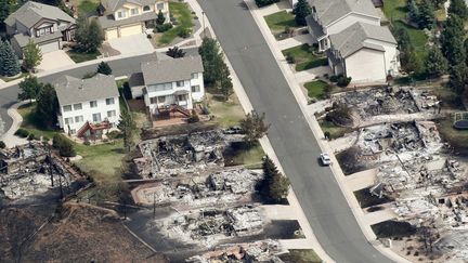 Un quartier de Colorado Springs (Colorado) partiellement ravag&eacute; par le feu, le 28 juin 2012. (RICK WILKING / REUTERS)