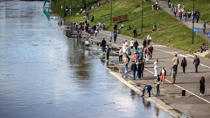 La dépression Boris a provoqué de fortes pluies, qui ont fait monter le niveau de la Vistule, inondant une partie des boulevards à Cracovie, en Pologne, le 15 septembre 2024. (BEATA ZAWRZEL / NURPHOTO / AFP)