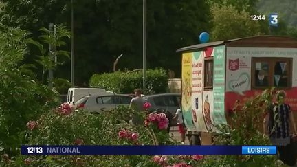 C'est une initiative originale. Pour aller à la rencontre de ceux qui n'osent pas, la bibliothèque de Saint-Pierre-lès-Elbeuf (Seine-Maritime) a choisi l'option roulotte. Explications.
 (FRANCE 3)