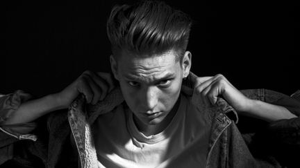 Thomas Azier, adoubé par Stromae et Woodkid, prend son envol avec un premier album.
 (Droits réservés)