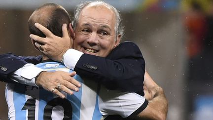 L'étreinte entre Sabella et Palacio après la qualification de l'Argentine en finale du Mondial 2014.