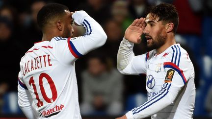 Alexandre Lacazette et&nbsp;Nabil Fekir lors d'un match de l'OL à Montpellier (Hérault), le 8 mars 2015. (PASCAL GUYOT / AFP)