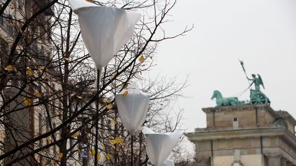 Des ballons lumineux install&eacute;s &agrave; l'occasion des comm&eacute;morations de la chute du mur de Berlin (Allemagne), le 6 novembre 2014. (JORG CARSTENSEN / DPA / AFP)