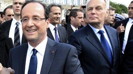 53% des Français approuvent l'action de Hollande, 56% celle d'Ayrault (PASCAL ROSSIGNOL / POOL / AFP)