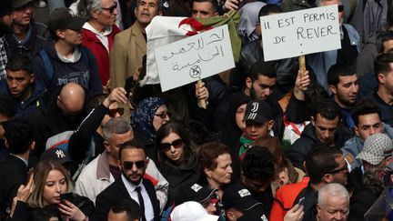 "Il est permis de rêver." Certains slogans s'inspirent de la poésie comme cette phrase tirée d'une citation de Louis Aragon, le 24 février, à Alger. (FAROUK BATICHE / DPA / AFP)