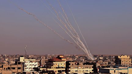 Des tirs de roquettes depuis la bande de Gaza en direction d'Israël, le 12 mai 2021.&nbsp; (SAID KHATIB / AFP)