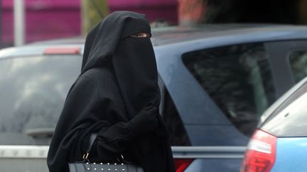 Une femme portant le niqab &agrave; Roubaix (Nord), le 9 jenvier 2014.&nbsp; (PHILIPPE HUGUEN / AFP)