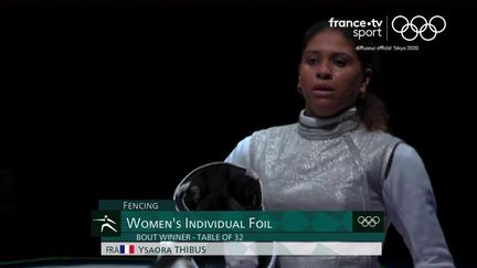 Ysaora Thibus redonne le sourire à l'escrime française en battant la Hongroise Flora Pasztor 15-13 ! Elle se hisse en huitièmes de finale du fleuret.