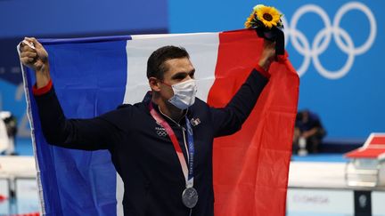 Florent Manaudou pose avec sa médaille d'argent sur 50 m nage libre, lors des Jeux de Tokyo, le 1 août 2021. (TETSU JOKO / YOMIURI / AFP)