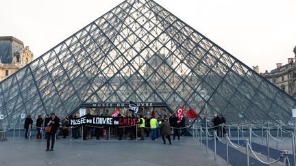 Entrée du Louvre le 17 janvier 2020, des manifestants bloquent l'entrée (JEROME GILLES / NURPHOTO)