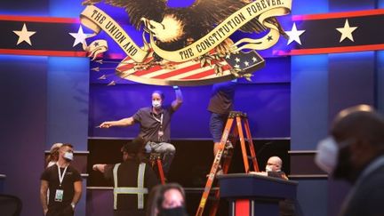 Des techniciens préparent la scène pour le premier débat présidentiel entre le président américain Donald Trump et le candidat démocrate Joe Biden. (SCOTT OLSON / GETTY IMAGES NORTH AMERICA)