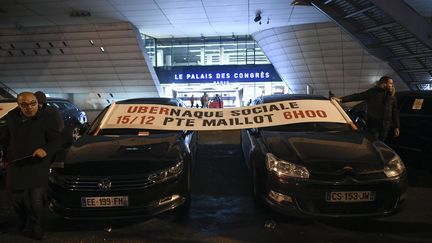 Des centaines de chauffeurs de VTC réunis porte Maillot, à Paris, pour dénoncer la dégradation de leurs conditions de travail. (LIONEL BONAVENTURE / AFP)