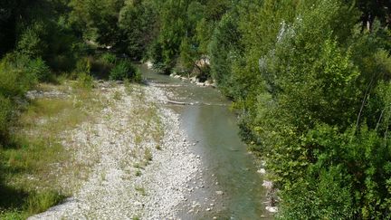 Si les rivières s'assèchent, les eaux souterraines restent abondantes et de qualité (photo d'illustration : le lit asséché de&nbsp;&nbsp;la rivière l'Ouvèze à Mollans dans le sud de la Drôme, le 6 septembre 2021). (VINCENT PILLET / FRANCE-BLEU DRÔME-ARDÈCHE)