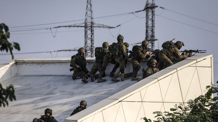 Des soldats israéliens prennent position à Sderot, visée par des attaques du Hamas, le 8 octobre 2023. (RONALDO SCHEMIDT / AFP)