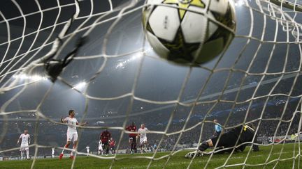 Le joueur du Bayern Thomas Muller marque l'unique but du match contre Lille, le 23 octobre 2012. (PASCAL ROSSIGNOL / REUTERS)