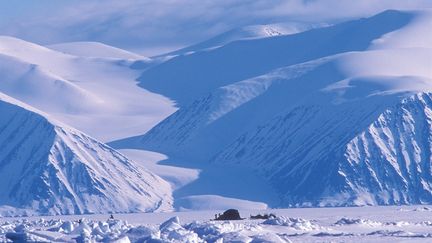 Des montages couvertes de neige, en Arctique. Photo d'illustration. (MEDIADRUMIMAGES / RICHARD SALE & PER MICHELSEN / MAXPPP)