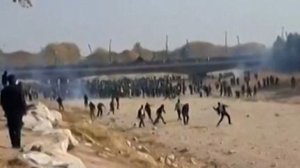 Des manifestants protestent contre l'assèchement d'une rivière à Ispahan, en Iran, le 27 novembre 2021. (@RHAMID90 / ESN / AFP)