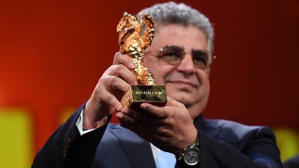 Le producteur&nbsp;Kaveh Farnam pose avec l'Ours d'or reçu samedi 29 février 2020 à la 70e Berlinale pour&nbsp;"There is No Evil" du&nbsp;réalisateur dissident iranien Mohammad Rasoulof, assigné à résidence dans son pays. (EKATERINA CHESNOKOVA / SPUTNIK)