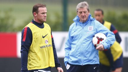 Le joueur Wayne Rooney et le s&eacute;lectionneur de l'&eacute;quipe de foot d'Angleterre, Roy Hodgson, au centre d'entra&icirc;nement d'Arsenal, &agrave; Londres, le 18 novembre 2013. (ANDREW WINNING / REUTERS)