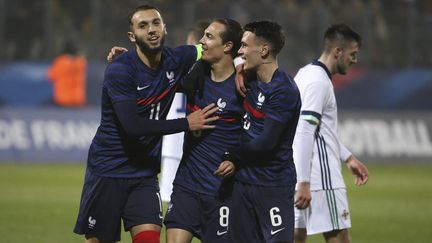 Amine Gouiri, Maxence Caqueret et Enzo Le Fée pendant le match amical entre l'équipe de France espoirs et l'Irlande du Nord, le 28 mars 2022 à Calais. (JEAN CATUFFE / AFP)