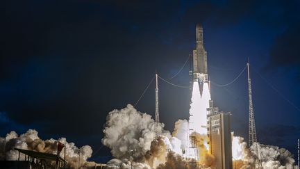 Une fusée Ariane 5 décolle depuis Kourou (Guyane française), le 22 juin 2022. (JM GUILLON / ARIANESPACE - ESA ? CNES)