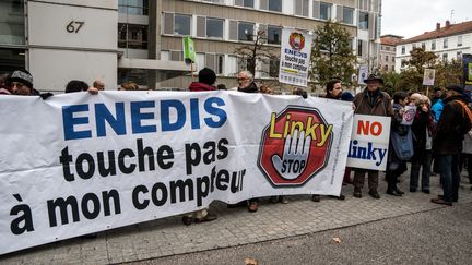 Une manifestation devant le tribunal de Lyon contre le compteur Linky, le 24&nbsp;novembre&nbsp;2018. (NICOLAS LIPONNE / NURPHOTO)