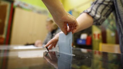 Dans un bureau de vote du 14e arrondissement de Paris, lors du second tour des élections législatives françaises, le 18 juin 2017. (BENJAMIN CREMEL / AFP)