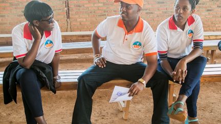 Le chanteur chrétien Kizito Mihigo, au centre, en discussion avec des membres de sa fondation, la Kizito Mihigo Foundation (KMP), après avoir libéré de prison le 15 septembre 2018 dans la périphérie de Kigali, la capitale rwandaise.&nbsp; (CYRIL NDEGEYA / AFP)