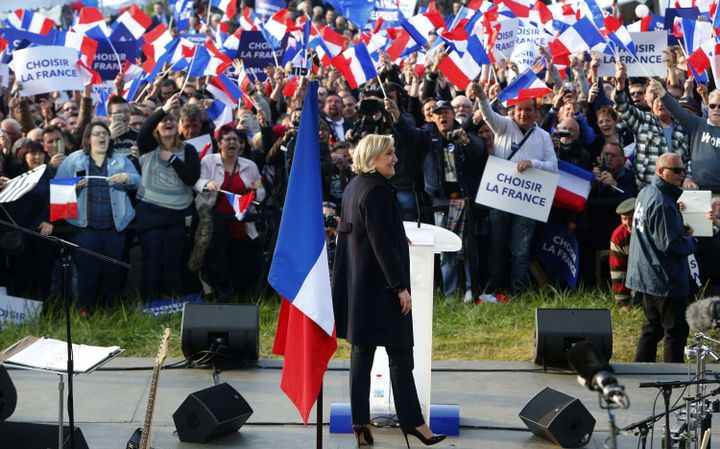 Marine Le Pen, la candidate du Front national à la présidentielle 2017, en meeting le 4 mai 2017 à Ennemain, dans le nord de la France.  (Michel Spingler/AP/SIPA)