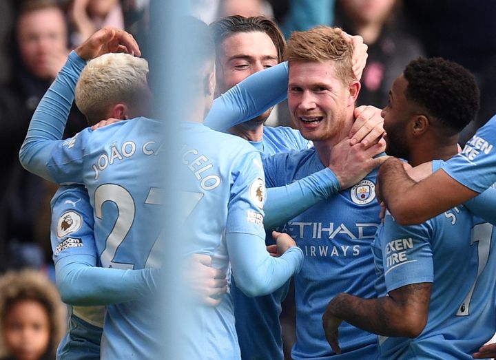 Kevin De Bruyne est félicité par ses coéquipiers après l'ouverture du score face à Chelsea, le samedi 15 janvier 2022. (OLI SCARFF / AFP)