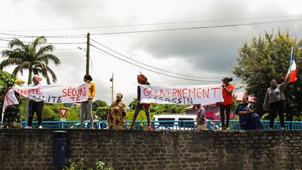 Des manifestants attendent&nbsp;la ministre des Outre-mer, Annick Girardin, à&nbsp;son arrivée à Grande-Terre, la principale île de Mayotte, le 12 mars 2018. (ORNELLA LAMBERTI / AFP)