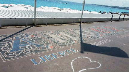  (Sur la Promenade des Anglais à Nice, le mot AMOUR  inscrit à la craie, là où il y a quelques jours subsistaient encore les traces de sang © Radio France / Mathile Lemaire)