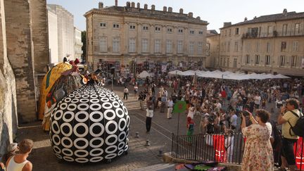 Parade des acteurs devant le Palais des Pape à Avignon durant la cérémonie d'ouverture de 67e Festival Off d'Avignon, juillet 2013 (PATRICK AVENTURIER/SIPA /  )