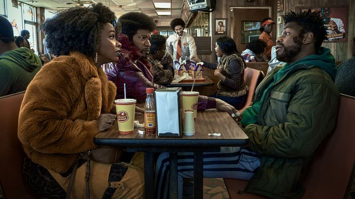 Teyonah Parris, Jamie Foxx et John Boyega dans une scène du film "Ils ont cloné Tyrone" (Parrish Lewis/Netflix)